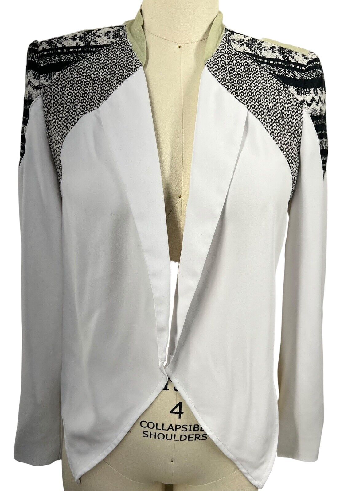 Bebe Cropped White Jacket With Shoulder Embrodery Zipper Sleeves Size 4